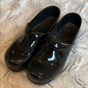 Dansko black patent leather clog - 40